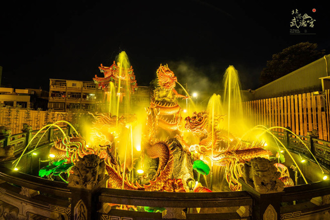 九龙池水舞秀每天上午9点至晚上9点每半小时1场，搭配灯光效果，在夜间极具观赏性。(图／买乐文创团队)

