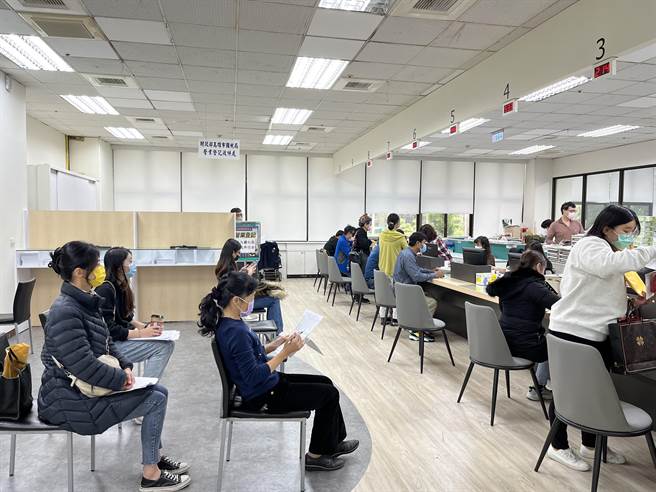 经发局工商登记服务中心全面翻新，增加等候空间，明亮度也大幅提升。（柯宗纬翻摄）