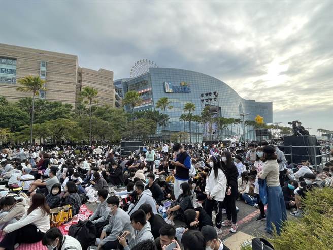 高雄夢時代舞台前已經有不少粉絲卡位。（洪靖宜攝）