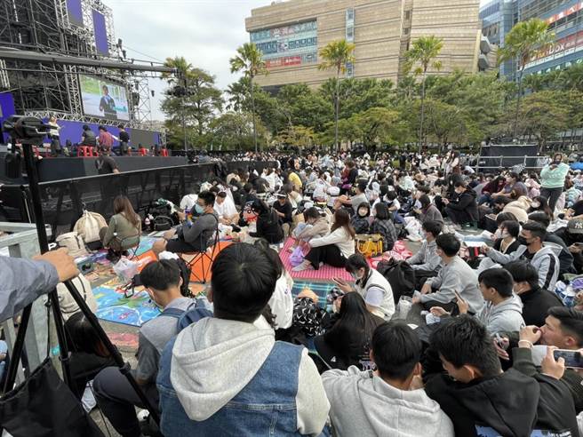 高雄夢時代舞台前已經有不少粉絲卡位。（洪靖宜攝）