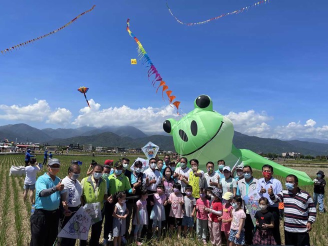 乘着南风而起的「热气球嘉年华」与「风筝节」，在三奇稻间美径接力上场。(图／冬山乡公所提供)



