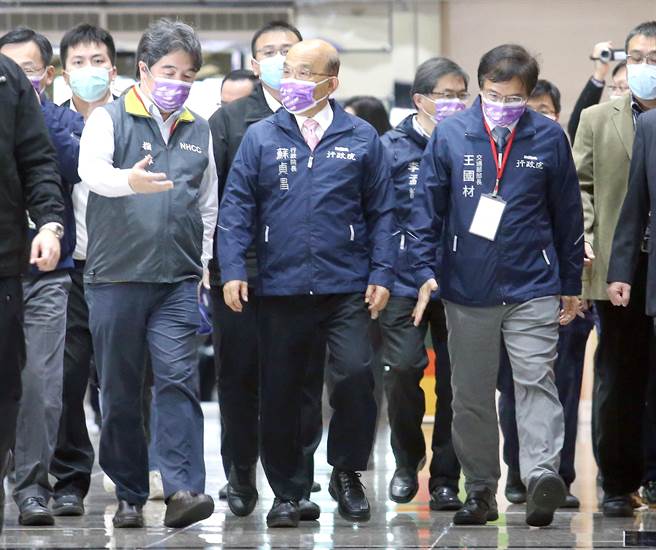 行政院长苏贞昌（中）在中央流行疫情指挥中心指挥官王必胜（左）及交通部长王国材（右）等人陪同下，前往桃园机场视察检疫设施。（范扬光摄）