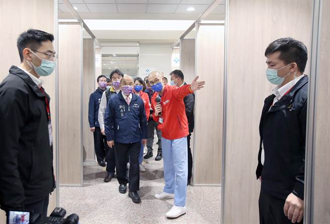 苏贞昌（中左）视察桃机检疫设施，以及入境採检动线。（范扬光摄）