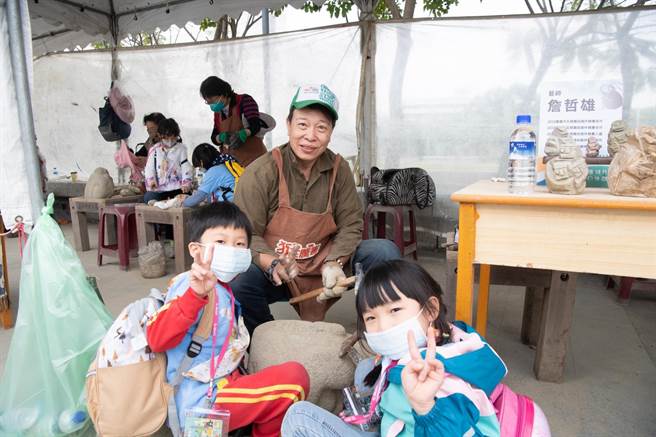 「2022嘉义市石猴雕刻艺术户外创作」首度开放民眾参与石雕的过程。（嘉义市政府提供／吕妍庭嘉义传真）