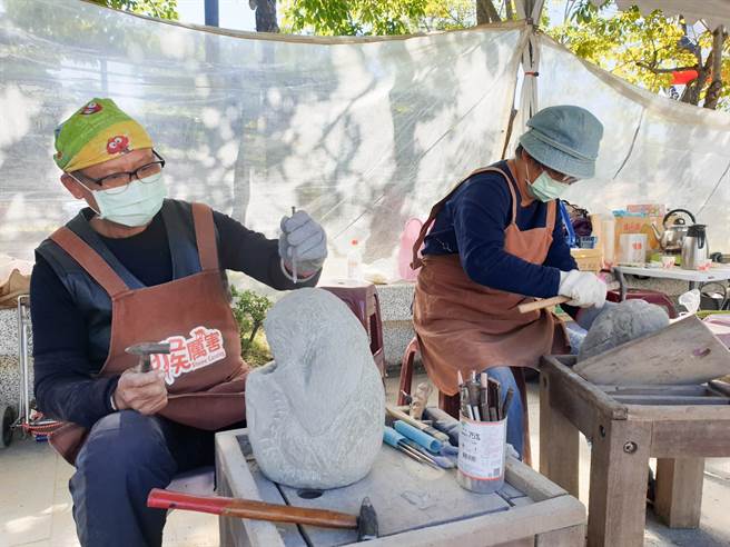 「2022嘉义市石猴雕刻艺术户外创作」即日起至明天元旦，在文化局文化广场侧边区域展开。（嘉义市政府提供／吕妍庭嘉义传真）