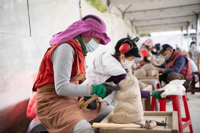 「2022嘉义市石猴雕刻艺术户外创作」即日起至明天元旦，在文化局文化广场侧边区域展开。（嘉义市政府提供／吕妍庭嘉义传真）