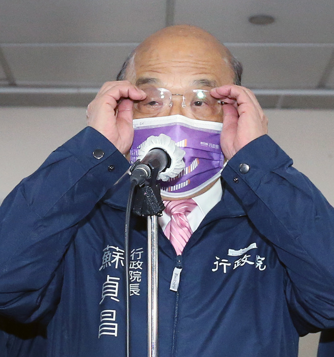 针对日本学者认为蔡英文总统没有让内阁总辞代表民进党无法反省，行政院长苏贞昌31日视察桃园机场时说，这要请蔡总统多方慎重考量。（范扬光摄）