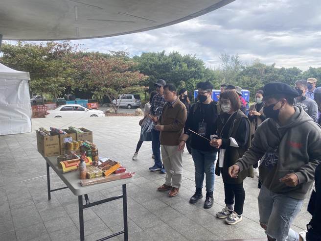 台东县副县长王志辉今日率团队在跨年场地台东海滨公园国际地标祭拜祈福。（台东县政府提供）