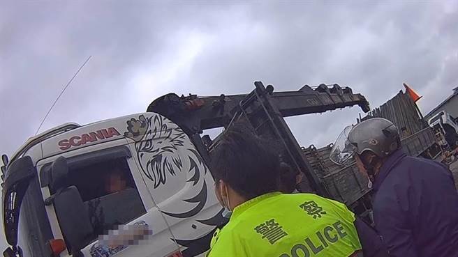 张姓通缉犯拒不下车受检还下通牒扬言衝撞警车，警方破窗并喷辣椒水拉下车制伏。（翻摄照片／蔡依珍桃园传真）