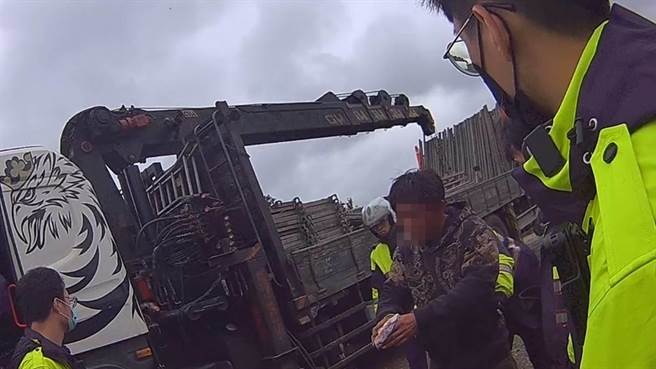 张姓通缉犯拒不下车受检还下通牒扬言衝撞警车，警方破窗并喷辣椒水拉下车制伏。（翻摄照片／蔡依珍桃园传真）