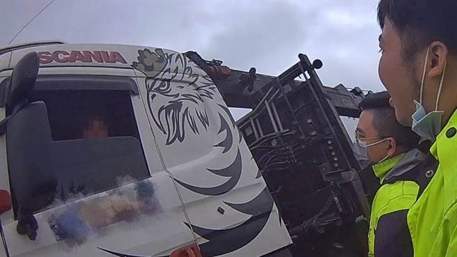 张姓通缉犯拒不下车受检还下通牒扬言衝撞警车，警方破窗并喷辣椒水拉下车制伏。（翻摄照片／蔡依珍桃园传真）