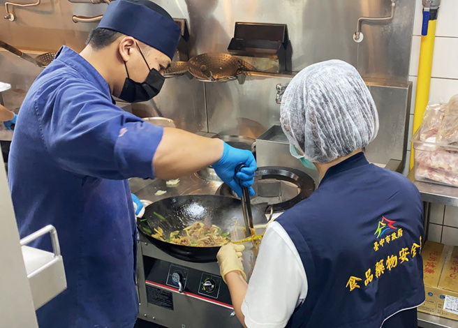 启动臺中市春节年菜餐厅专案，加强稽查抽验。
(图／臺中市食品药物安全处)


