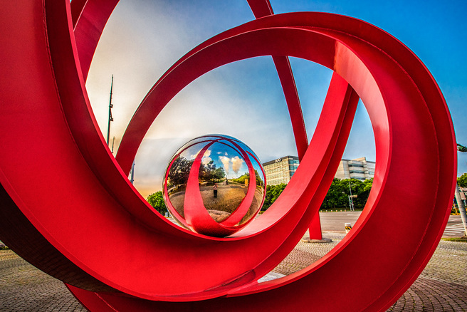 当代组织的核心任务，就是能建立一个成员都能认同与努力的信念。圆型的中心是信念，非权力。图为示意，台中园区公共艺术《黄金山脉》的瞬间（中科管理局）

