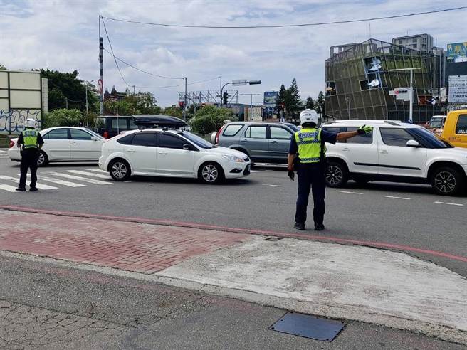 台中市交通警察大队呼吁，民眾参加跨年活动，若行经壅塞路段，请配合现场人员交通指挥，维持交通安全及秩序。（台中市警察局提供／张妍溱台中传真）