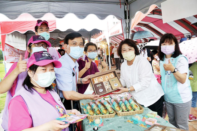 嘉義市長黃敏惠肯定烘焙業者為食安做出努力。(圖／嘉義市政府衛生局提供)

