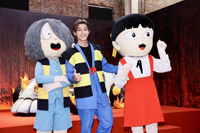 「鬼太郎妖怪100物語」搬來台灣，海外第一站選擇台北華山展出，炎亞綸30日受邀出席特展，和鬼太郎以及貓女人偶合影。（羅永銘攝）