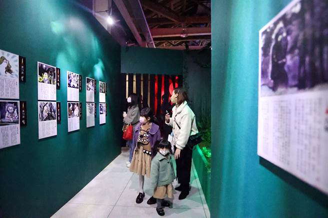 2022年適逢鬼太郎作者水木茂老師冥誕100週年，日本水木工作室特地選定今年，將全新企劃「鬼太郎妖怪100物語」搬來台灣，海外第一站就選擇台北華山展出，民眾滿懷欣喜帶著小朋友前往參觀。（羅永銘攝）