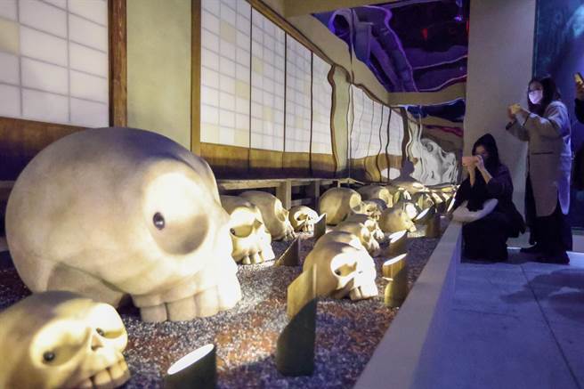 鬼太郎作者水木茂老師冥誕100週年，日本水木工作室特地將全新企劃「鬼太郎妖怪100物語」搬來台灣，海外第一站選擇台北華山展出，展場內的特別場景，讓民眾不停拍照留念。（羅永銘攝）