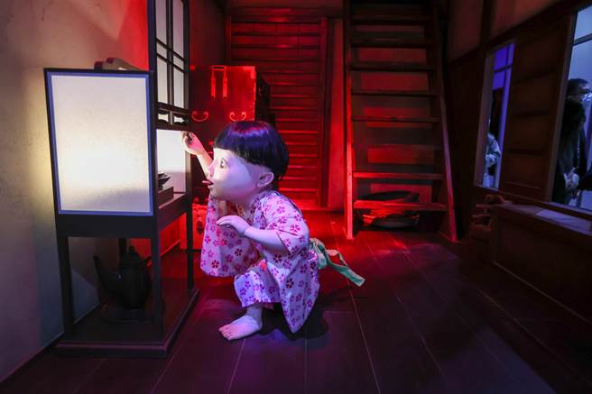 日本水木工作室特地將全新企劃「鬼太郎妖怪100物語」搬來台灣，海外第一站選擇台北華山展出，展場內的轉角展示可愛又有魅力妖怪油赤子。（羅永銘攝）