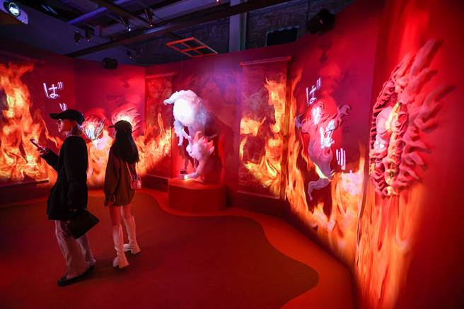 日本水木工作室特地將全新企劃「鬼太郎妖怪100物語」搬來台灣，海外第一站選擇台北華山展出，展場內的火炎洞窟，帶民眾深入體驗火焰與妖怪的世界。（羅永銘攝）