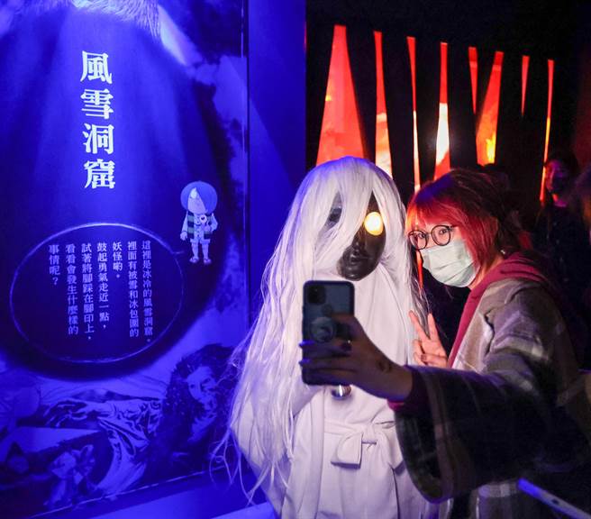 妖怪現身展場內的風雪洞窟，讓民眾覺得可愛無比。（羅永銘攝）