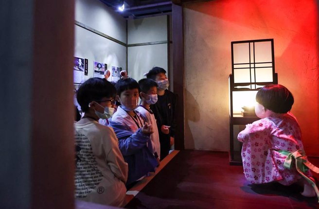 「鬼太郎妖怪100物語」搬來台灣，海外第一站選擇台北華山展出，小朋友開心前往參觀。（羅永銘攝）