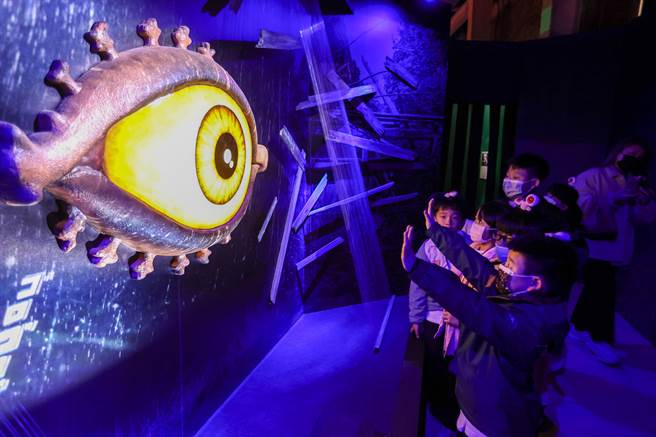 日本水木工作室特地將全新企劃「鬼太郎妖怪100物語」搬來台灣，海外第一站選擇台北華山展出，展場內的妖怪，讓小朋友覺得恐怖又好玩。（羅永銘攝）