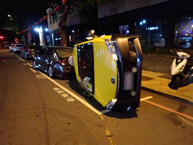 计程车被撞得翻覆，车身多处毁损。(民眾提供)