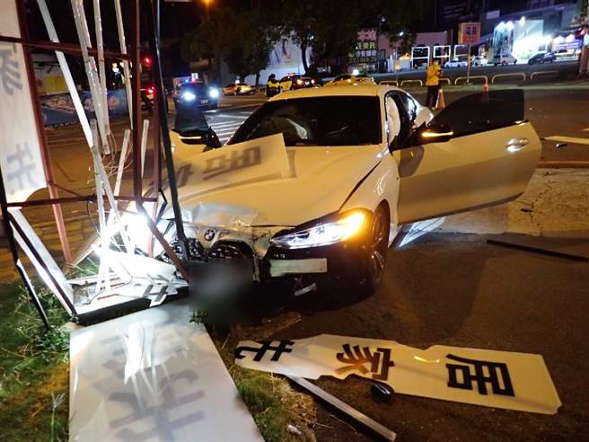 BMW轿车车头毁损严重。(民眾提供)