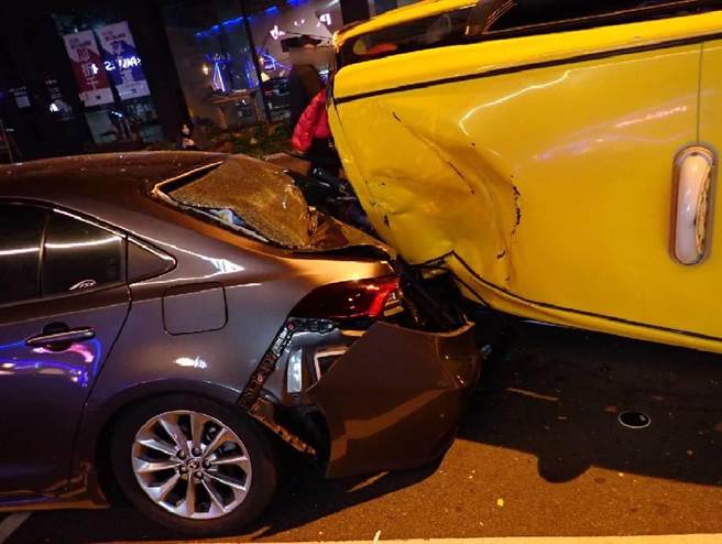 计程车被撞后又衝撞另辆路旁车辆。(民眾提供)