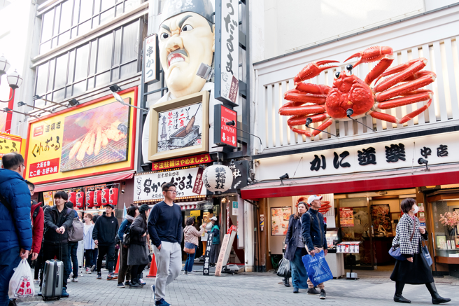 前台大感染科醫師林氏璧發文提醒，若屬於重症風險因子的人，出國遊玩最好要自備快篩。（示意圖／shutterstock）