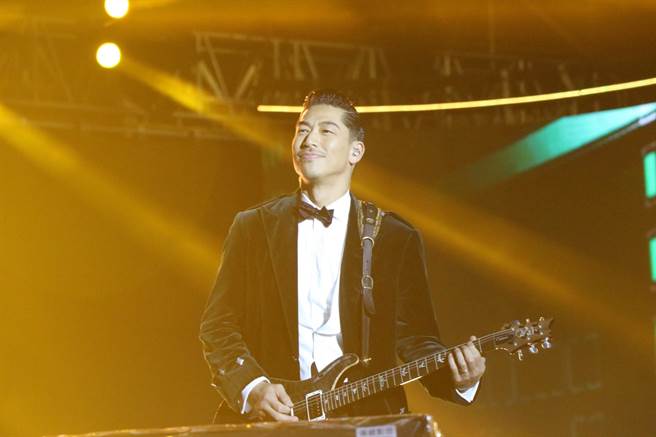 国民姐夫AKIRA今晚身穿黑色西装，开场帅弹吉他。（蔡明亘摄）