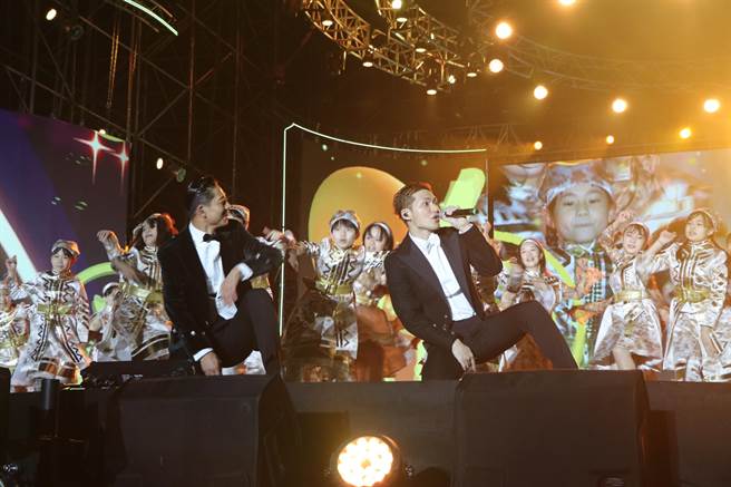 国民姐夫AKIRA与SHOKICHI为桃园跨年晚会开场。（蔡明亘摄）