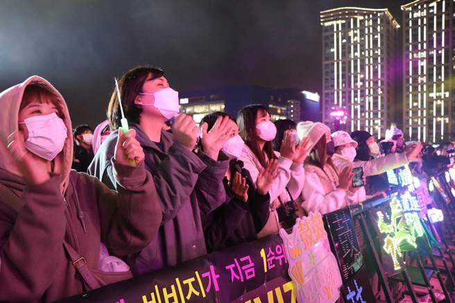 台下粉丝尖叫声不断。（蔡明亘摄）