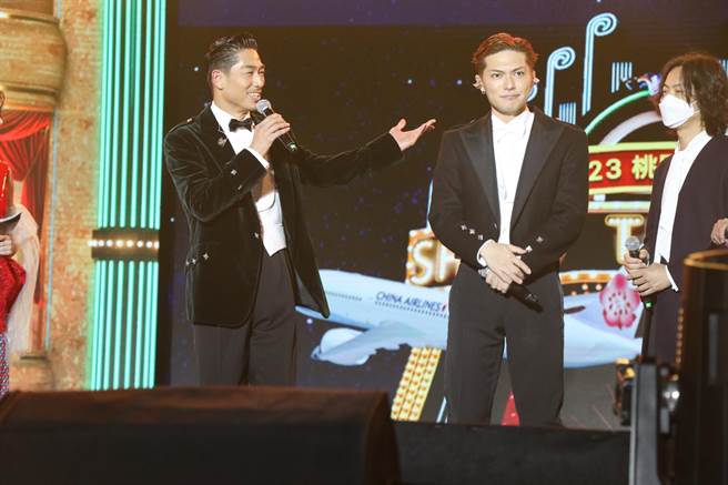 国民姐夫AKIRA与SHOKICHI为桃园跨年晚会开场。（蔡明亘摄）