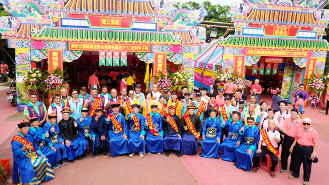 公筵完成六大庄与无水寮耆老合影。(图／林雅惠)


