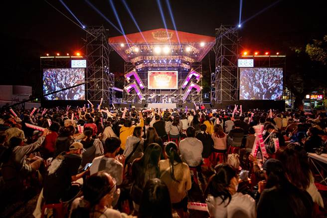 屏东跨年夜眾星云集，全场超嗨迎新年。(屏县府提供)