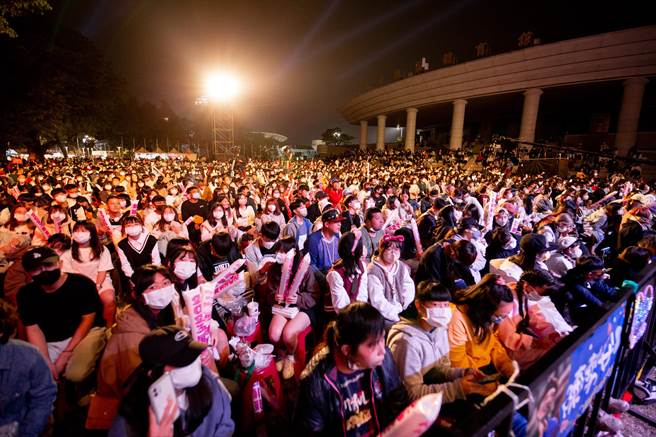 屏东跨年夜眾星云集，全场超嗨迎新年。(屏县府提供)