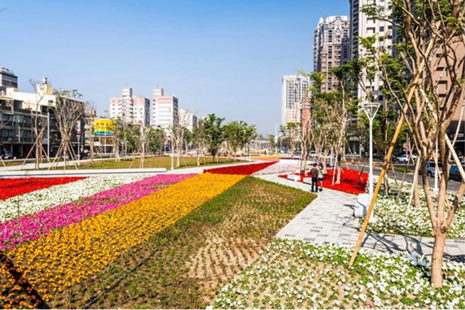 左营绿园道的花草缤纷。(图／高雄市政府水利局提供)

