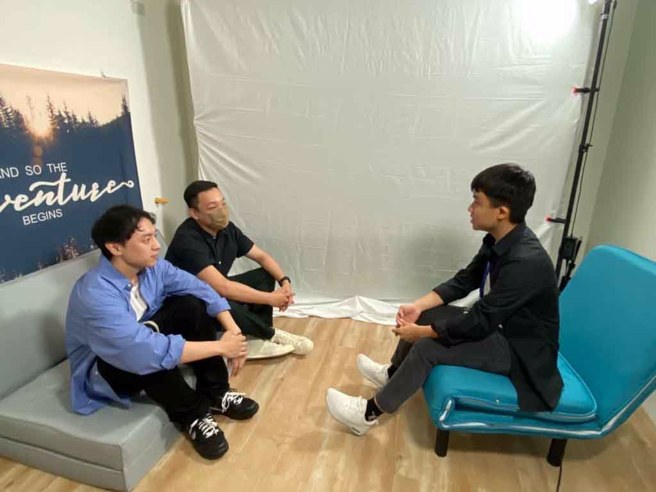 高市青年局長張以理（左上）訪視開新教育，與外籍實習生（右）交流台灣企業實習體驗。(圖／高雄市政府青年局提供)
供



