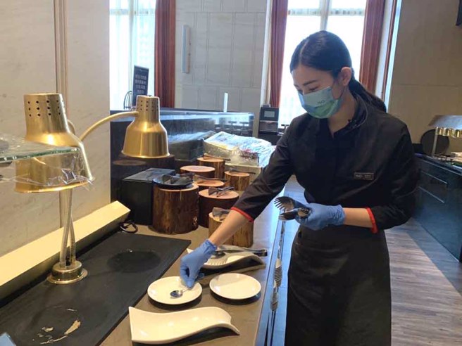 H2O水京棧國際酒店西餐廳實習生進行外場服務訓練。
(圖／高雄市政府青年局提供)

