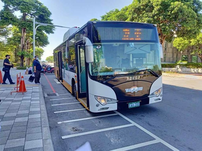 选择电动巴士碳索花莲。(图／花莲县环境保护局提供)

