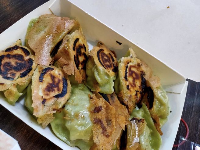 一名网友点外送，打开餐盒后发现，老板疑似火侯控制不佳，底部有多处焦黑。（图／黄姓网友提供授权）
