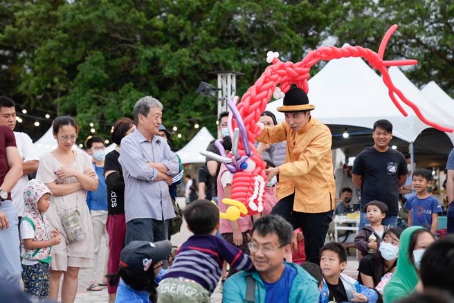 1/28-1/29「氣旅人生MR.香蕉」的氣球秀登場。(圖／鶯歌陶博館)



