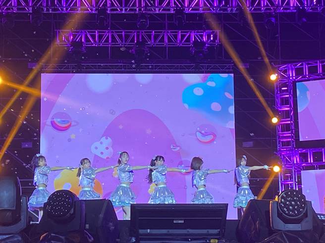 日本女团FRUIT ZIPPER演唱洗脑神曲，现场歌迷嗨翻天。(曹婷婷摄)