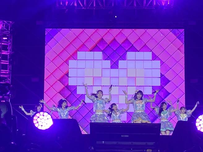 日本女团FRUIT ZIPPER演唱洗脑神曲，现场歌迷嗨翻天。(曹婷婷摄)