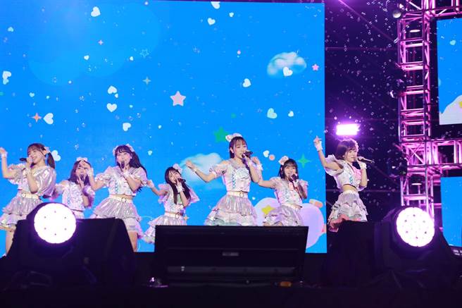 日本女团FRUIT ZIPPER演唱洗脑神曲，现场歌迷嗨翻天。(台南市政府提供／曹婷婷台南传真)