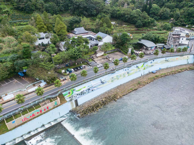 北势溪护岸彩绘墙面大大展现坪林生态特色。(图／坪林区公所)


