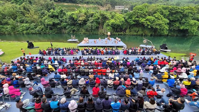 亲水广场是为国内少见亲山亲水、山水交融的水岸展演空间。(图／坪林区公所)


