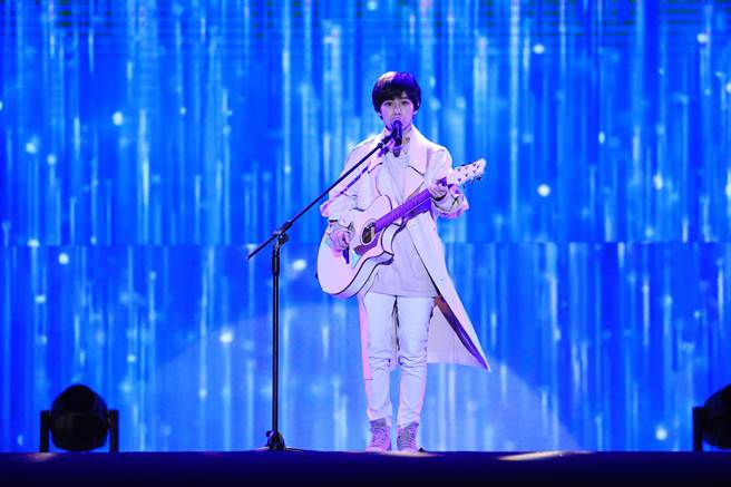 「2023閃耀台中跨年」在水湳中央公園登場，藝人輪番演出，high翻現場。(台中市府提供)